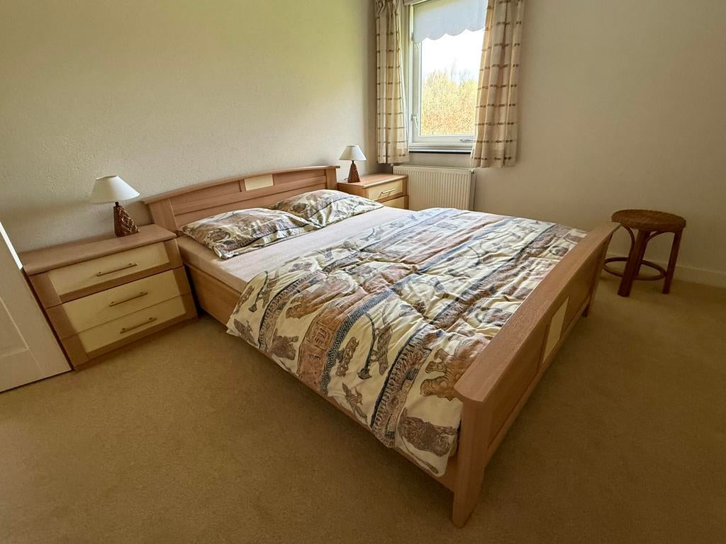 Dubbel bed inclusief kastjes en lampen, in prima staat., Ophalen, Zo goed als nieuw, Tweepersoons