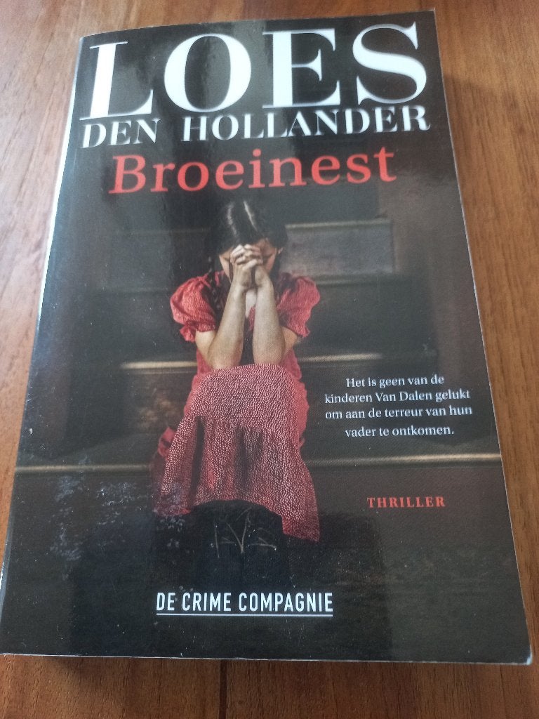 Loes den Hollander - Broeinest, Boeken, Ophalen of Verzenden, Zo goed als nieuw
