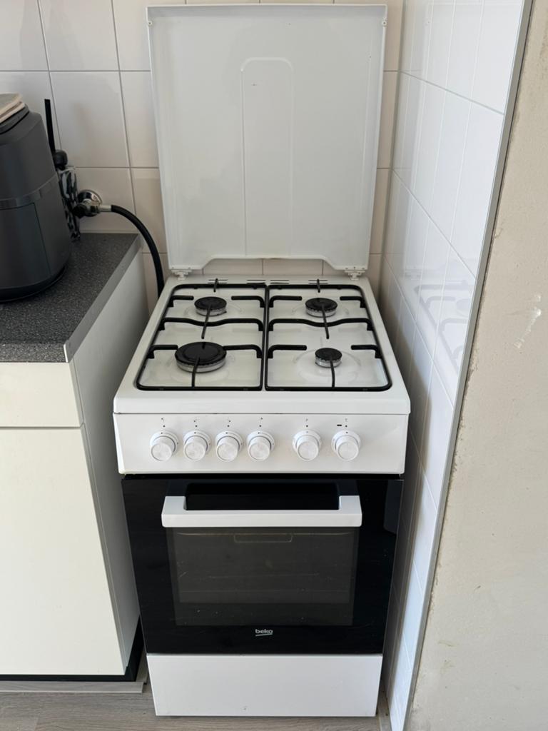 Beko Gasfornuis met Oven – 4 Pits – Wit, Zo goed als nieuw, Gas, Vrijstaand, 85 tot 90 cm