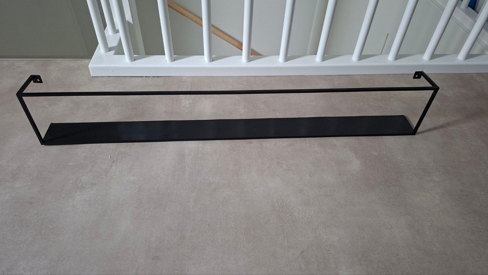 2 zwarte metalen wandrekjes Woood (50cm & 100cm), Ophalen, Zo goed als nieuw