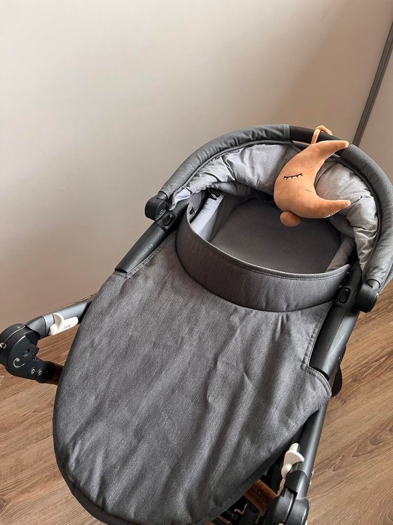 Mutsy Evo kinderwagen met voetenzak, reiswieg en luiertas, Ophalen, Gebruikt, Verstelbare rugleuning