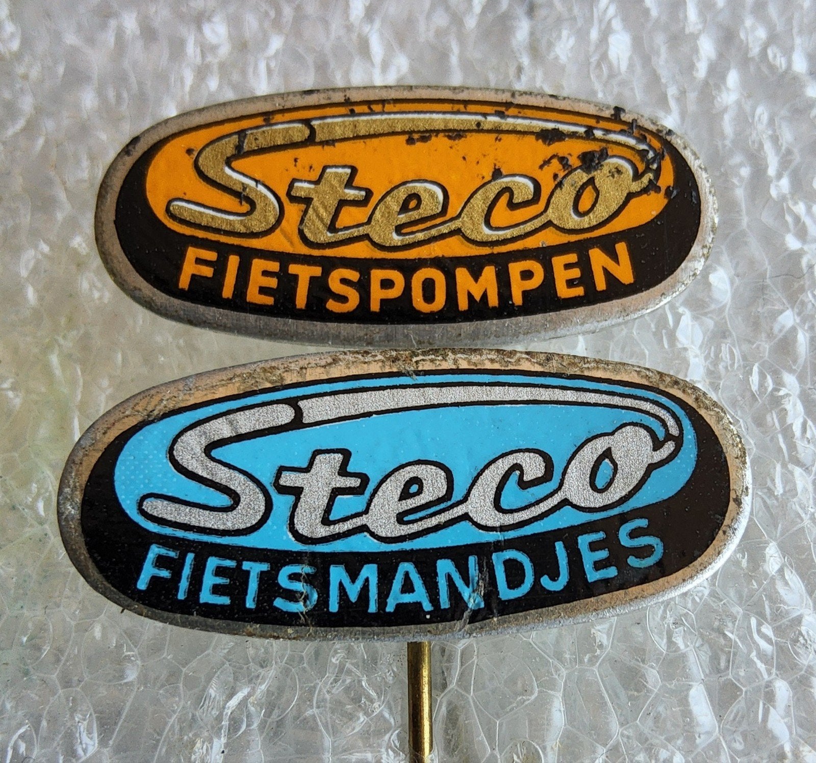 2 Vintage Steco Fiets Speldjes - Fietspompen & Fietsmandjes, Ophalen of Verzenden, Gebruikt, Merk, Speldje of Pin