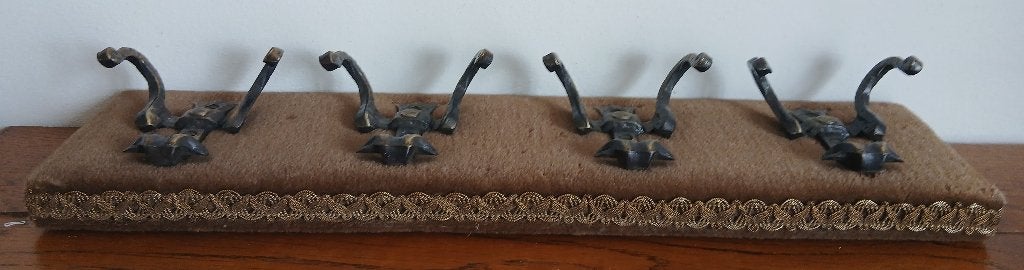 Vintage muurkapstok met 4 smeedijzeren dubbele haken, Wandkapstok, Gebruikt, Ophalen of Verzenden, Minder dan 100 cm