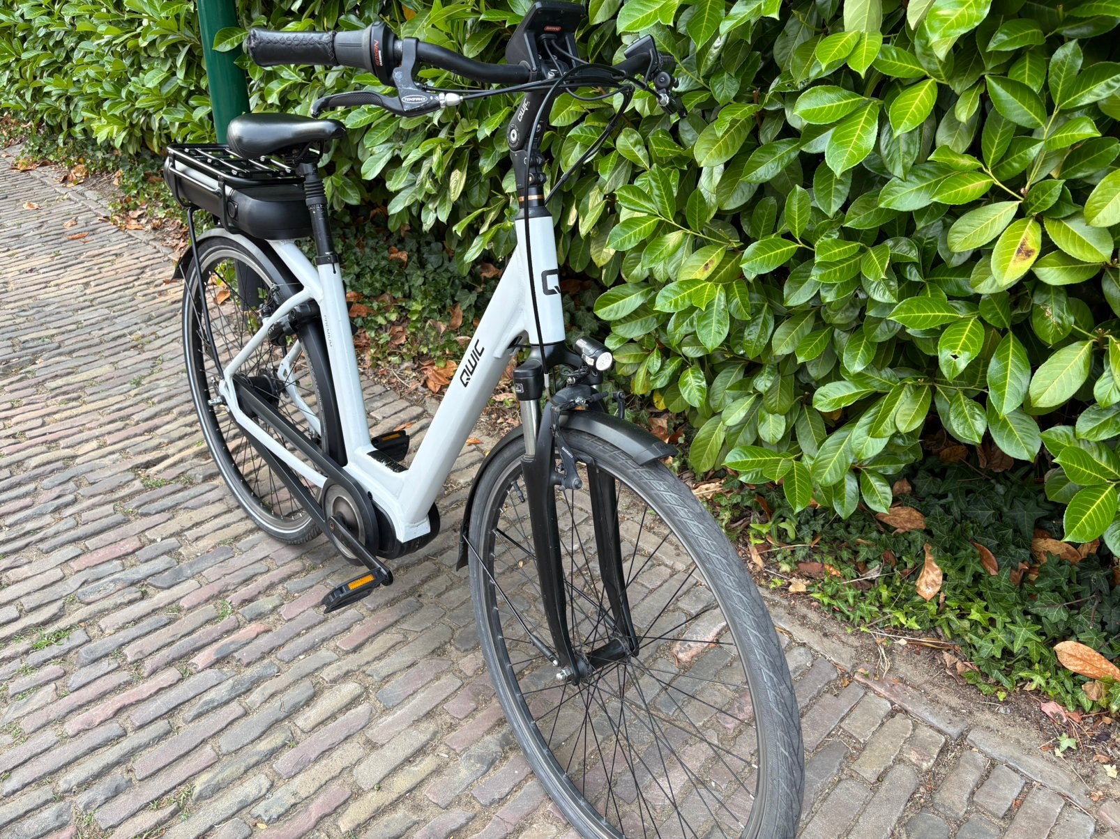 QWIC Premium Wit Middenmotor Met Nieuwe Accu 2 Jaar Garantie, Ophalen, Qwic, Zo goed als nieuw, 47 tot 51 cm