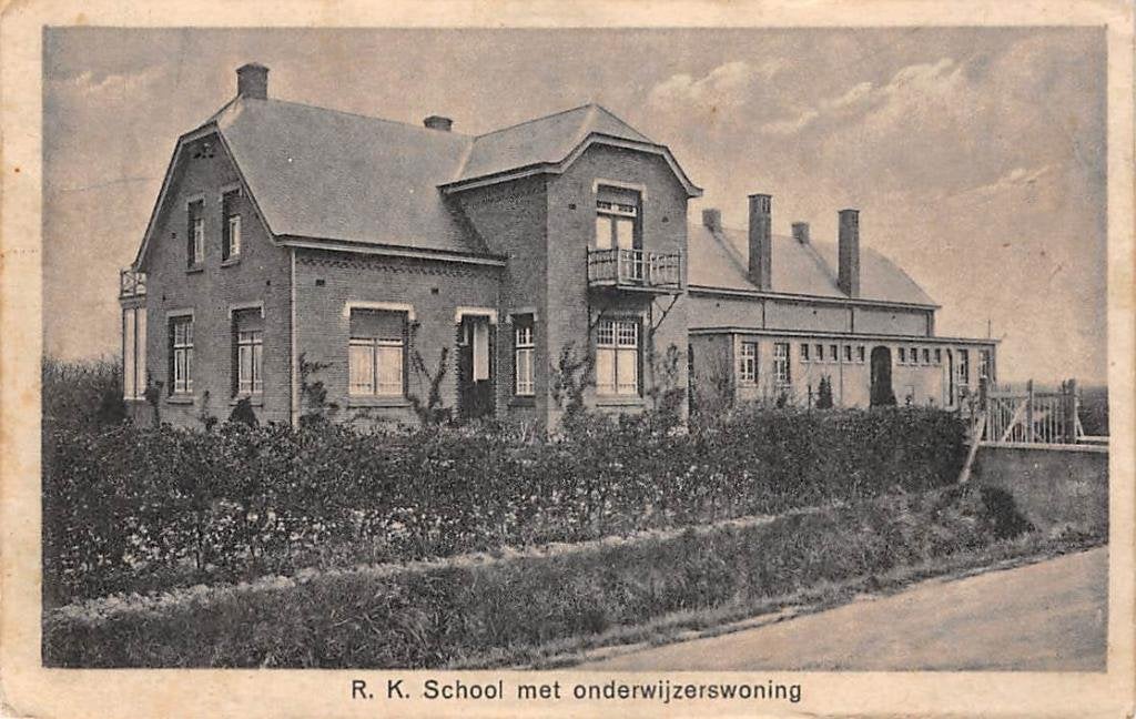 Ruurlo R.K. School met onderwijzerswoning Borculo Achterhoek, Verzamelen, Ansichtkaarten | Nederland, Verzenden, Voor 1920, Gelopen