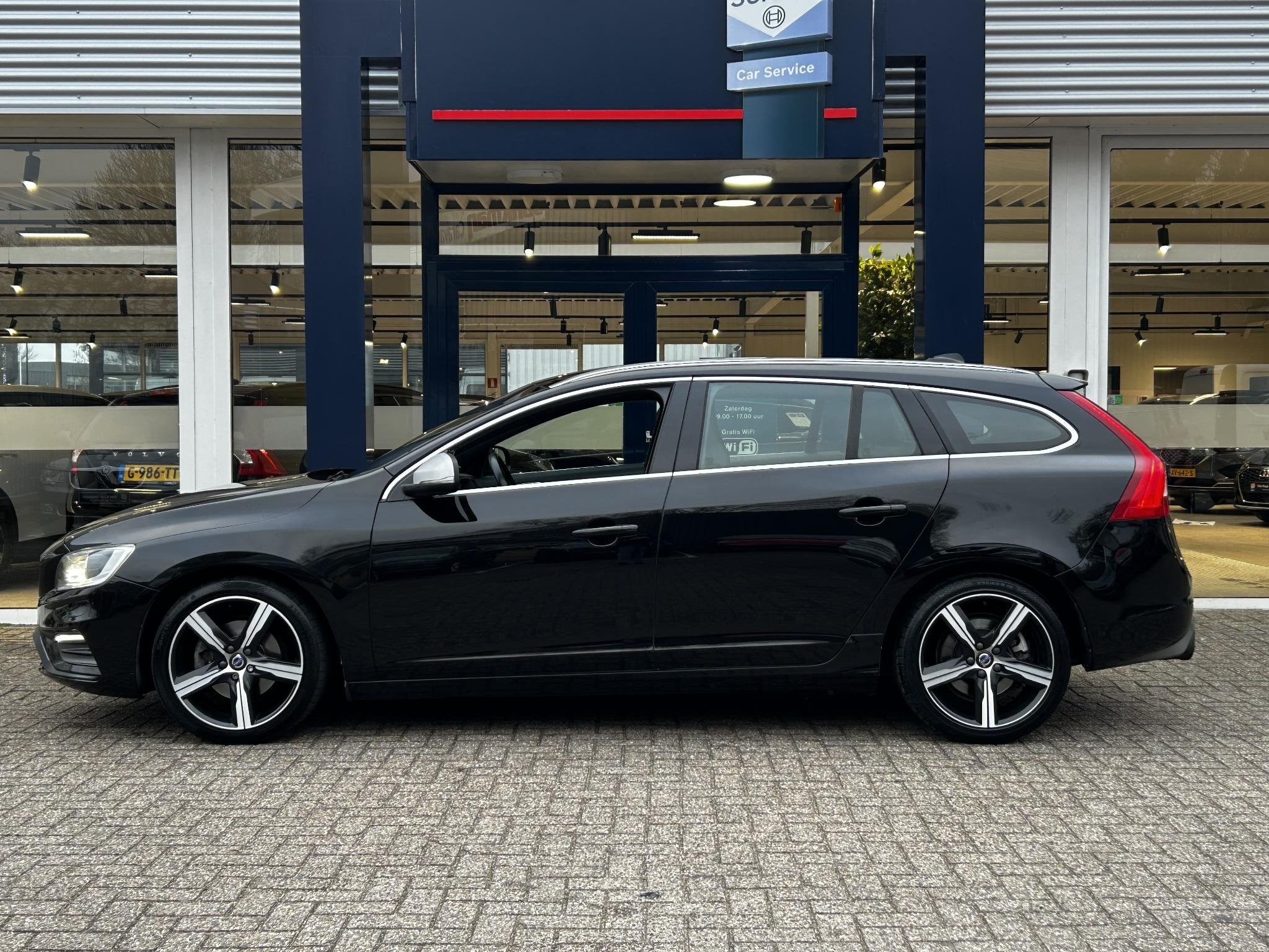 Volvo V60 1.5 T3 Nordic+ Sport / Automaat / NL-Auto / Dealer, Auto's, Volvo, 4 cilinders, Zwart, Origineel Nederlands, 152 pk