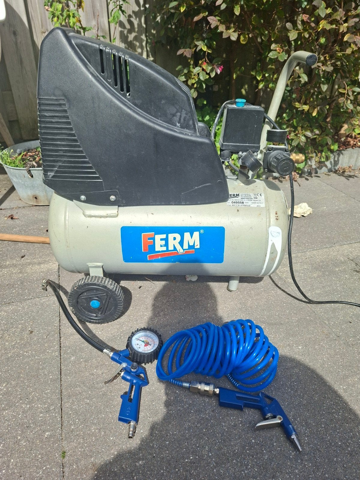 Ferm Compressor met luchtspuit en bandenpomp, Ophalen, Gebruikt, 6 tot 10 bar, Minder dan 200 liter/min
