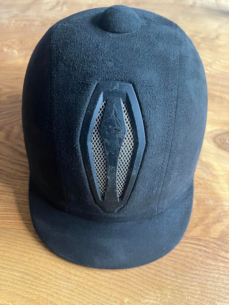 Paardrijcap maat 54 zwart suede, Dieren en Toebehoren, Paarden en Pony's | Overige Paardenspullen, Ophalen, Gebruikt, Dressuur