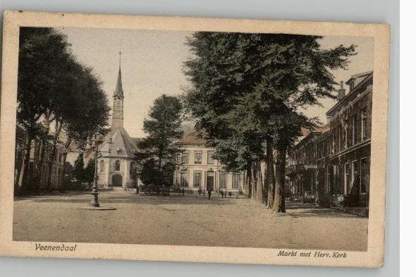 Veenendaal Markt met herv kerk uitg G. Davelaar