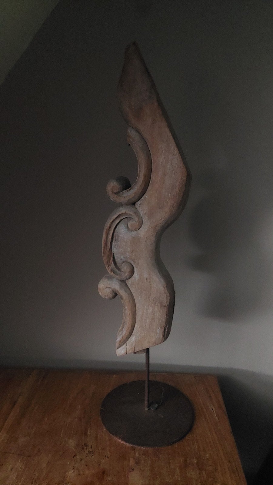 HOFFZ houten ornament op sokkel 75cm, Antiek en Kunst, Ophalen of Verzenden, 20 - 50 cm, Beeld, Hout