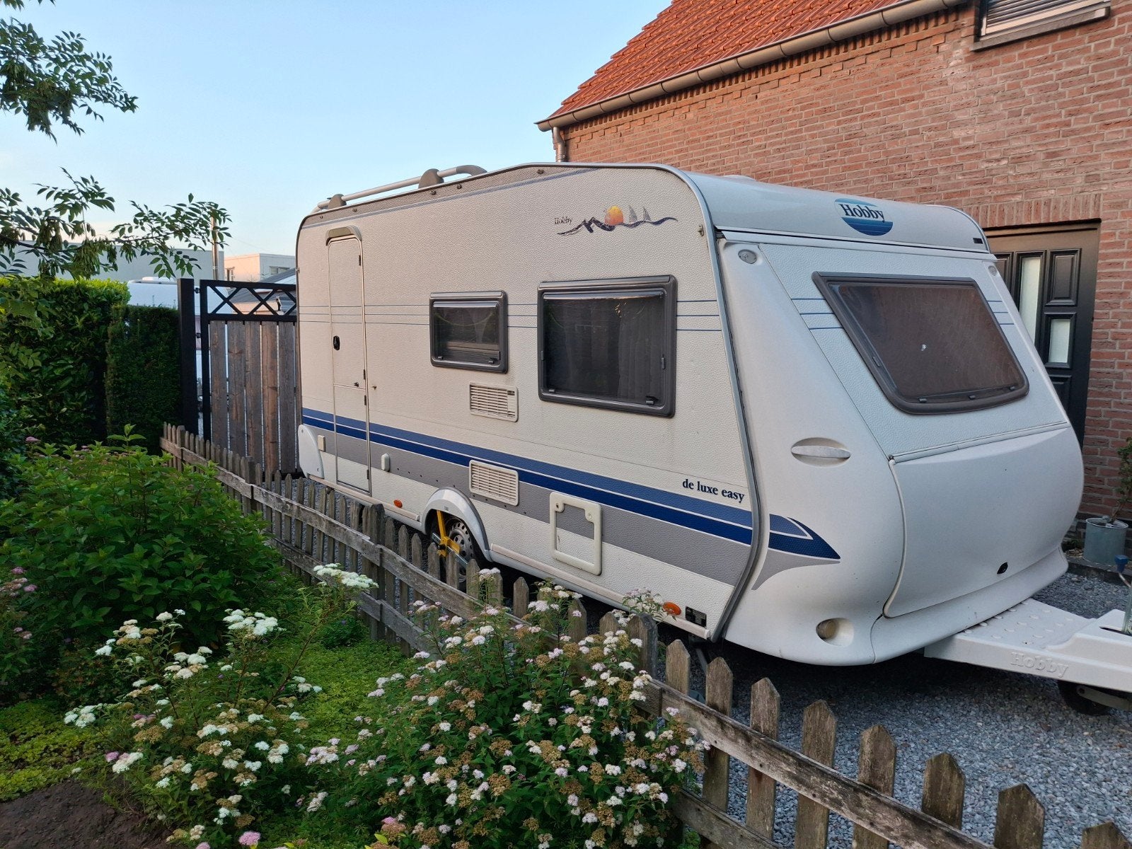Hobby de Luxe Easy 440 - Diepe voortent, luifel, 1200kg!, Caravans en Kamperen, Caravans, Particulier, tot en met 4, 1000 - 1250 kg
