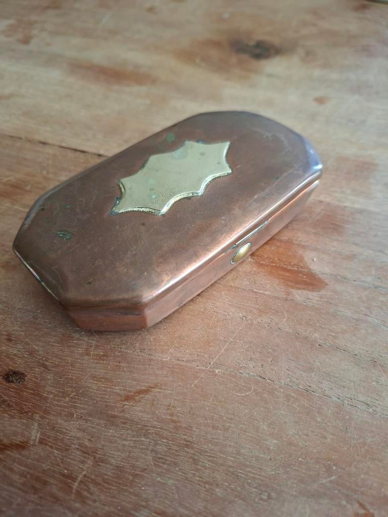 Antieke koperen tabaksdoos met messing inleg, Ophalen of Verzenden, Koper