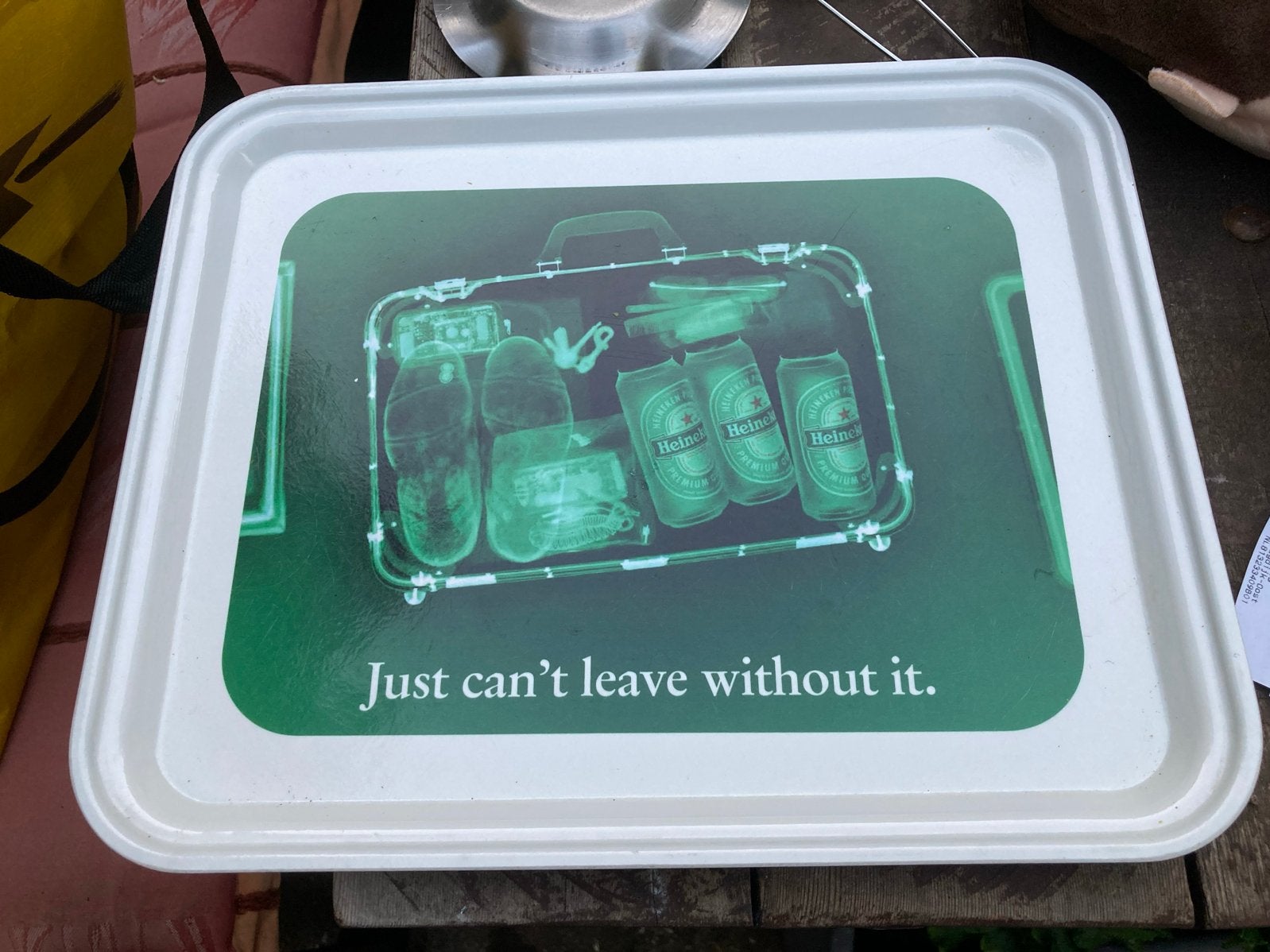Heineken dienblad - "Just can't leave without it." 26x32 cm, Ophalen of Verzenden, Gebruikt