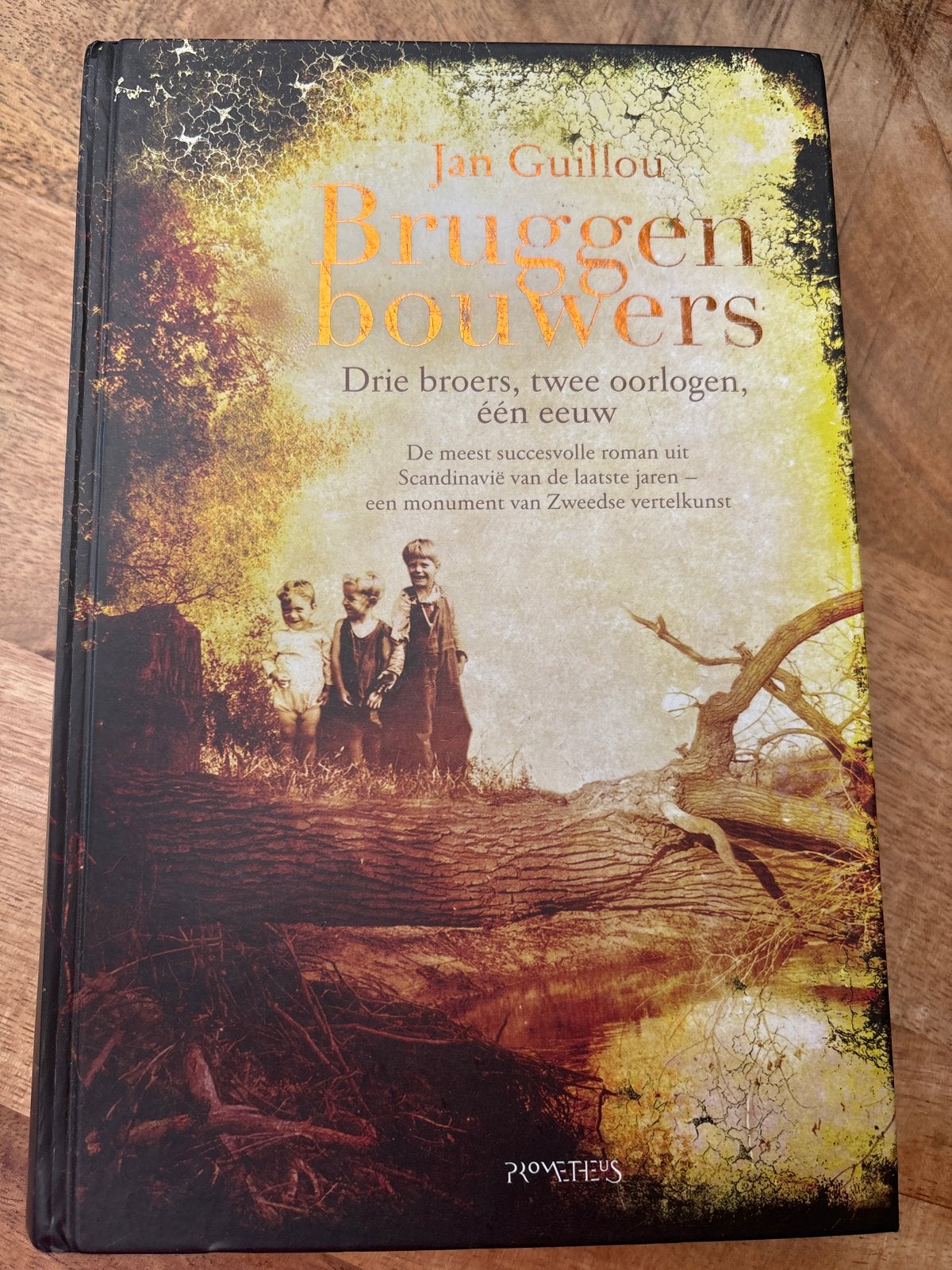 Bruggenbouwers - Jan Guillou - Zo goed als nieuw, Boeken, Romans, Ophalen of Verzenden, Zo goed als nieuw, Europa overig