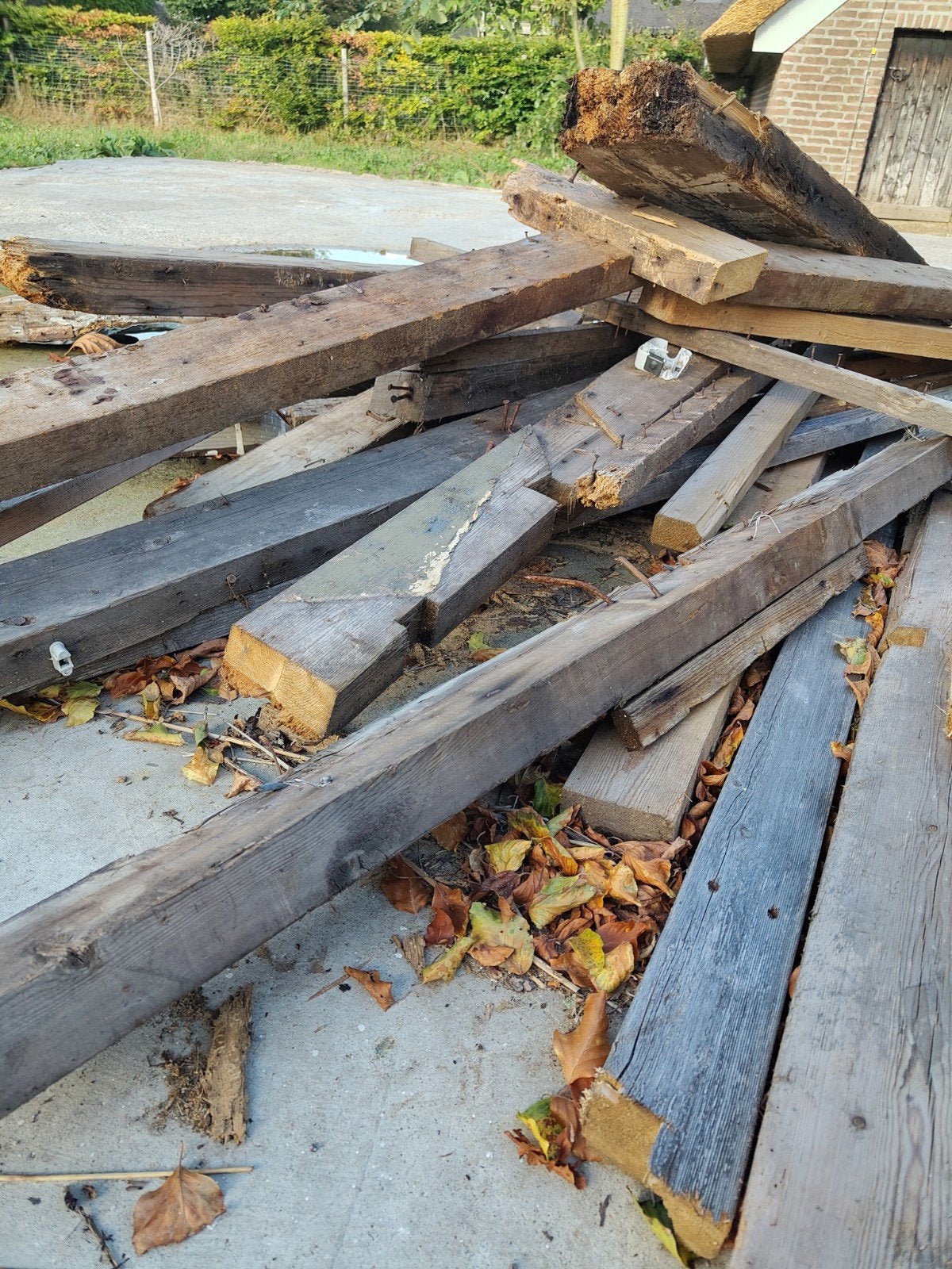 gratis partij onbehandeld gebruikt hout, balken en planken, Doe-het-zelf en Verbouw, Ophalen, Gebruikt, 250 tot 300 cm, 50 mm of meer
