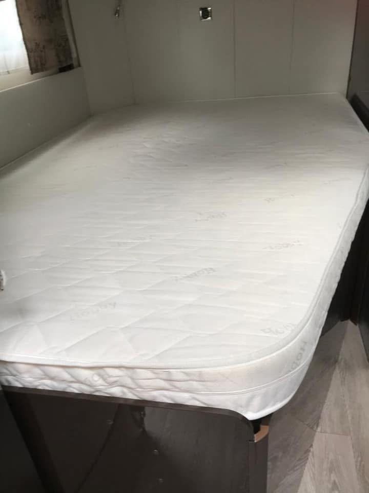 Te koop gevraagd: Matras voor Hobby 460 UFe, 2014, Frans bed, Ophalen, Zo goed als nieuw
