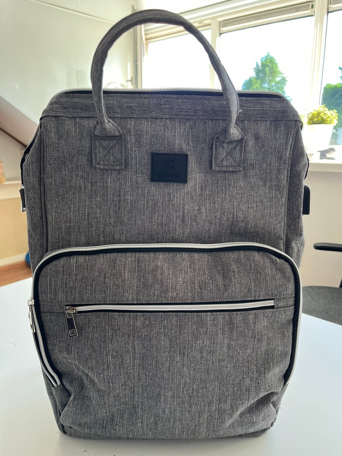 Grijze rugzak/laptoptas 33L met USB oplaadstation, Ophalen of Verzenden, Zo goed als nieuw