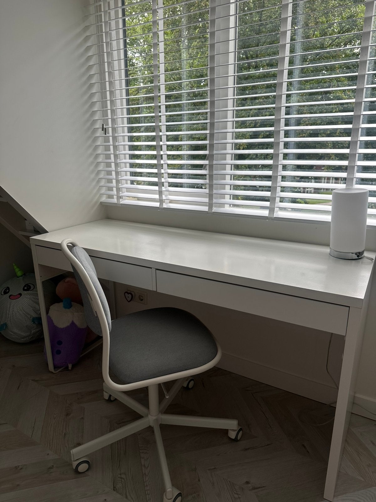 Ikea Bureau met bureaustoel, Ophalen, Zo goed als nieuw