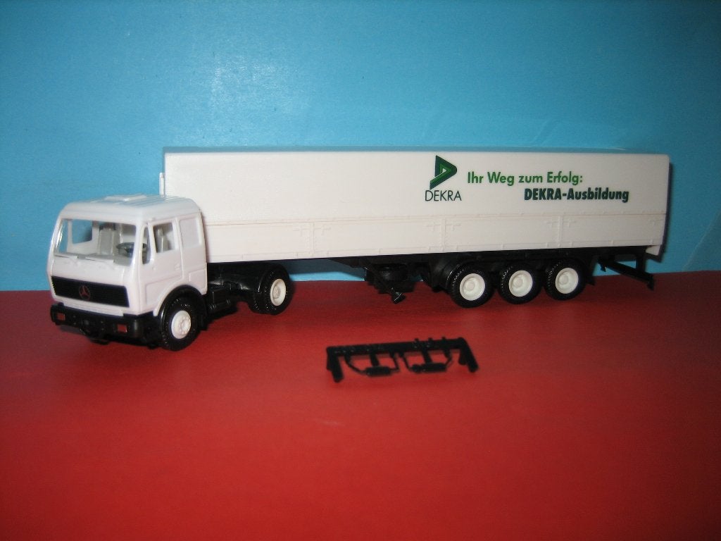 Dekra  MERCEDES met oplegger  Herpa, Ophalen of Verzenden, Zo goed als nieuw, Bus of Vrachtwagen, Herpa