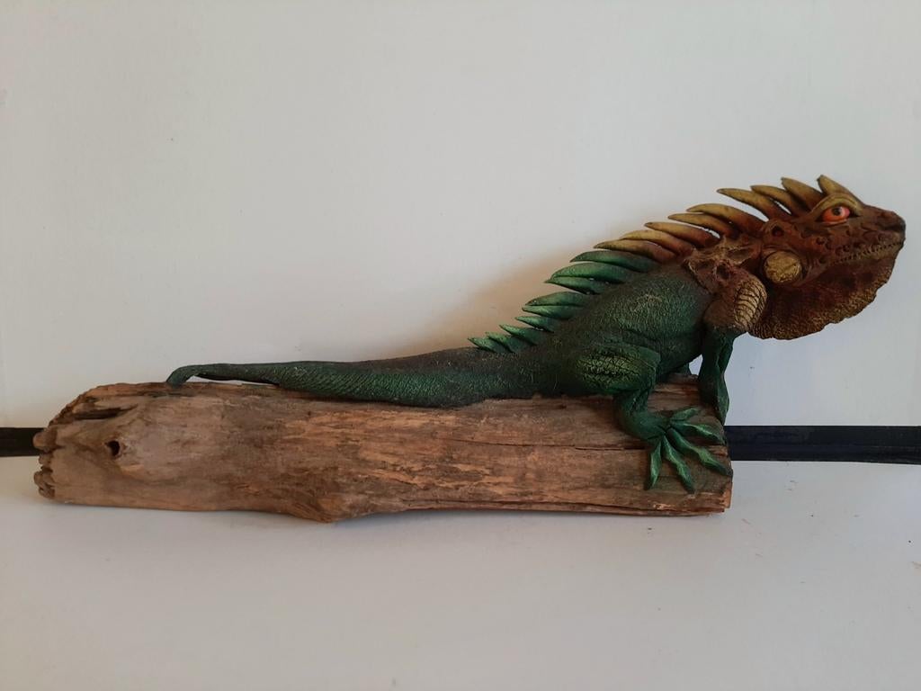 Realistische kunststof leguaan op houten stronk, Ophalen of Verzenden