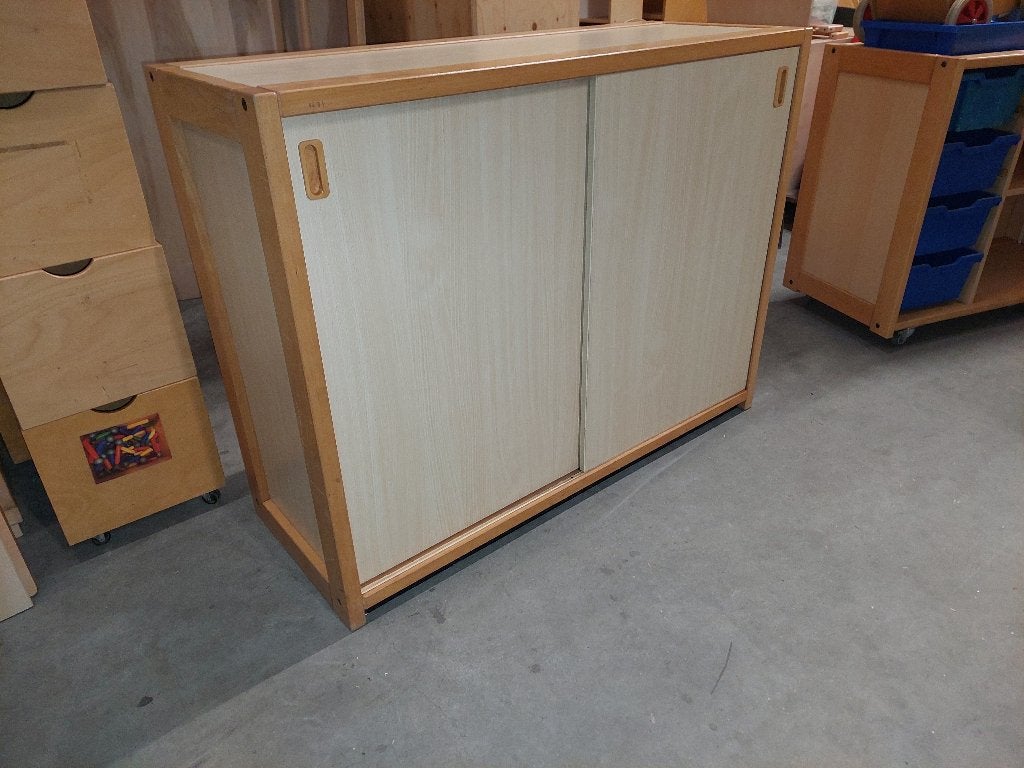 Schilte schuifdeurkast met schappen, School - KDV, Gebruikt, 100 tot 150 cm, Meerdere deuren