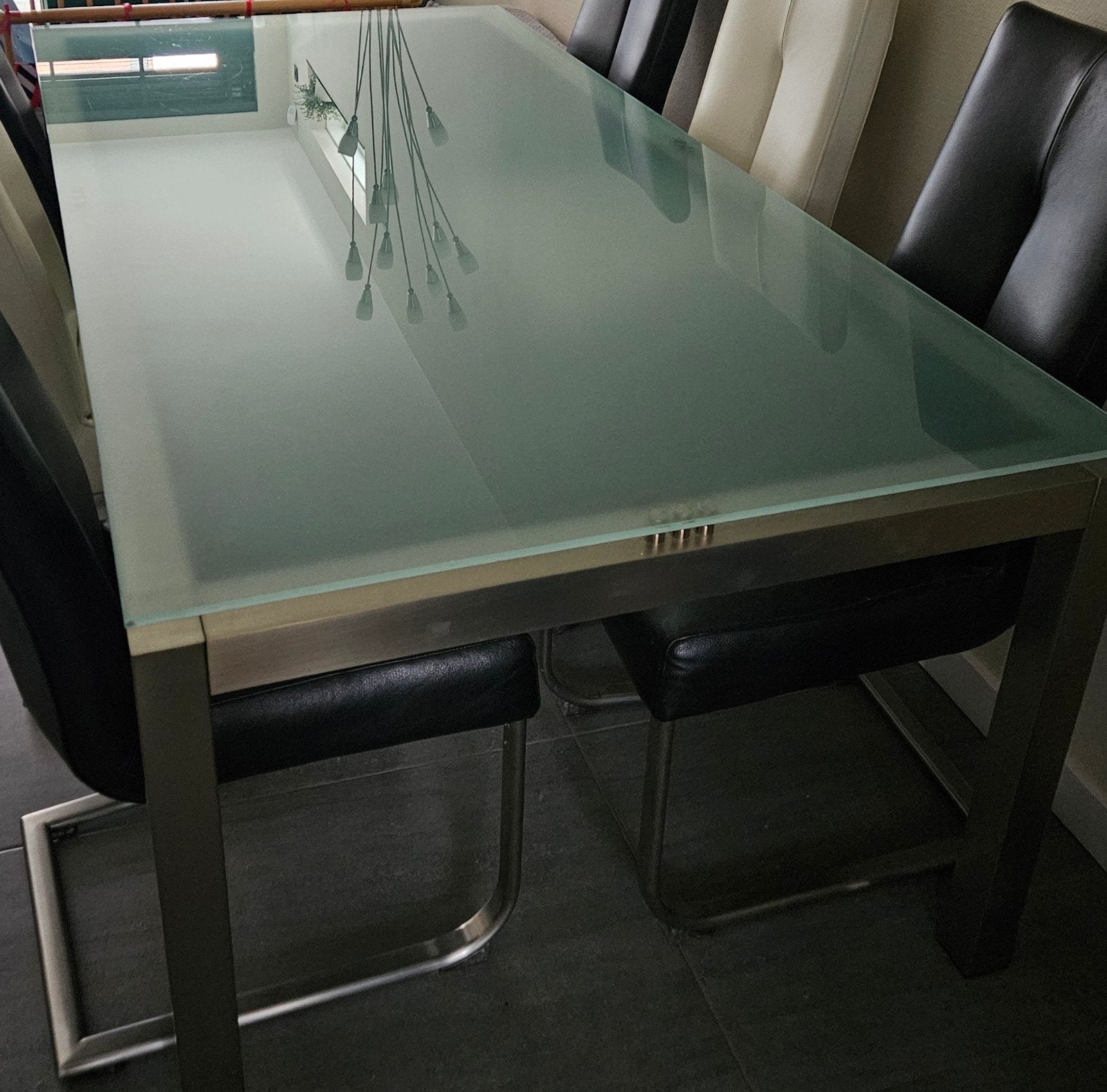 glazen eettafel met rvs poten en 6 stoelen, 2 wit 4 zwart, Ophalen, Gebruikt, 4 tot 6 stoelen