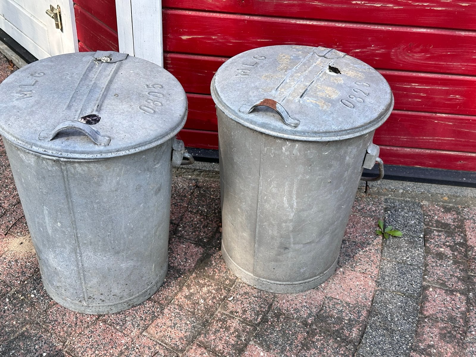 2 Zinken Vuilnisbakken / Afvalbakken van Millingen, Ophalen