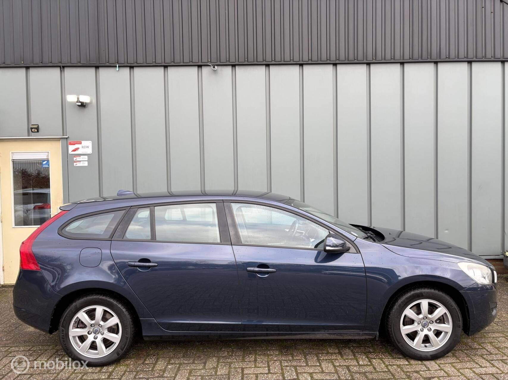 Volvo V60 1.6 T3 Kinetic Automaat - APK - Navi - Cruise - Ai, Auto's, Stof, Gebruikt, Zwart, 4 cilinders
