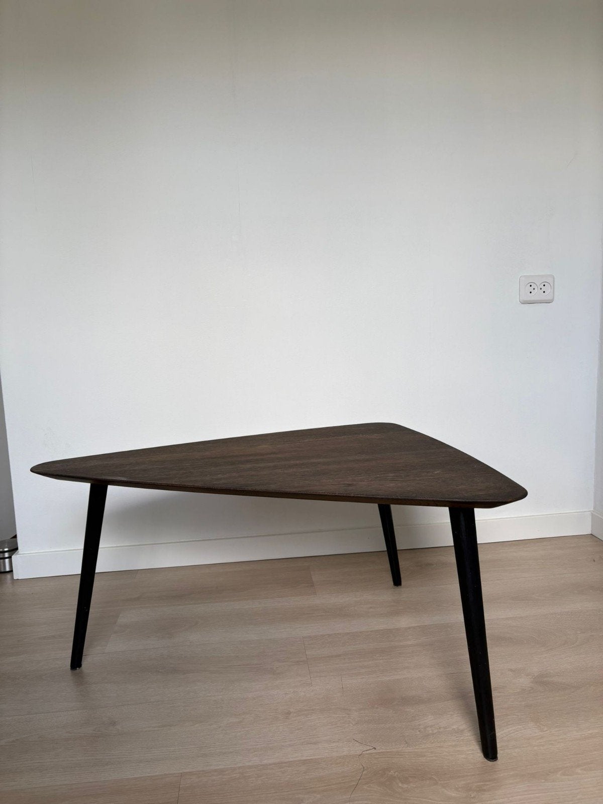 Vintage stijl driehoekige salontafel - Sav & Okse, Ophalen, 50 tot 100 cm, 50 tot 100 cm, Zo goed als nieuw