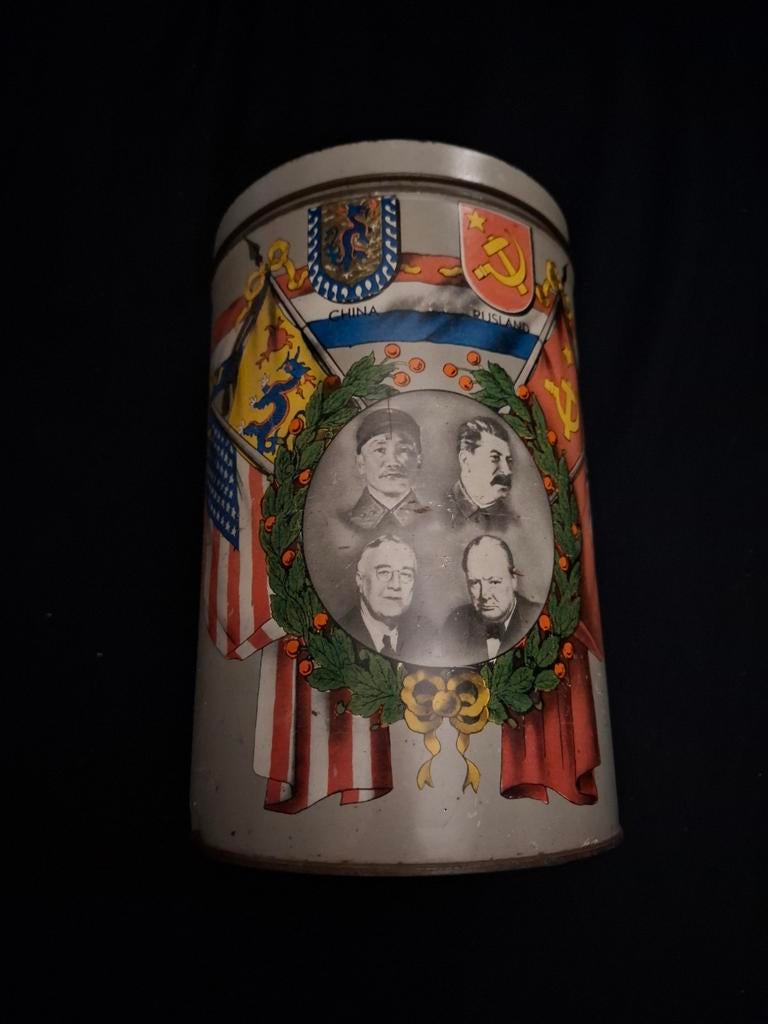 Bevrijdingsblik WO2 met geallieerde leiders en vlaggen, Ophalen of Verzenden, Overige soorten, Nederland, Kist of Geocache
