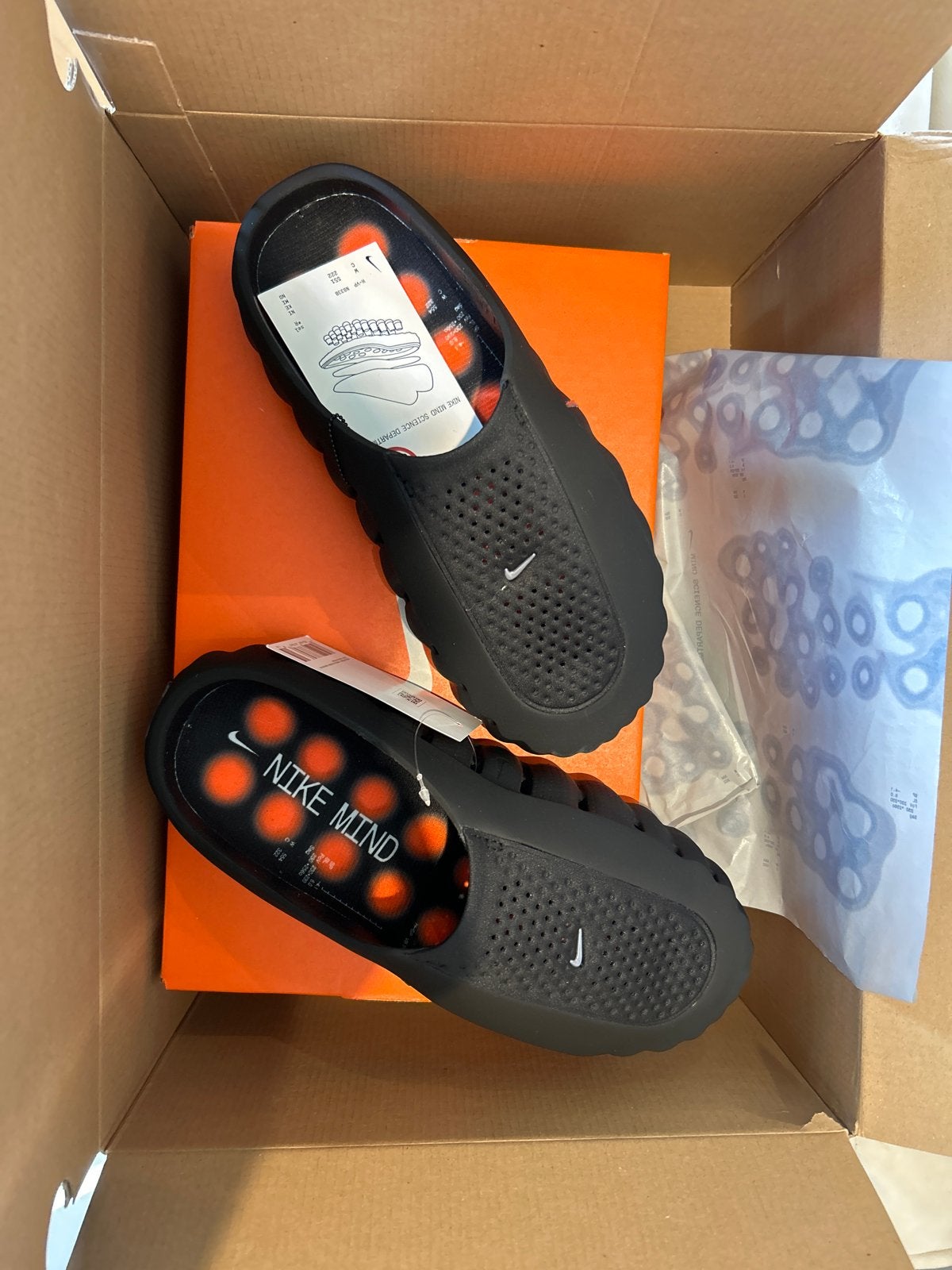 Nike Mind 001 Slippers - Zwart/Oranje - Maat 39, Kleding | Dames, Ophalen, Nieuw, Zwart, Slippers