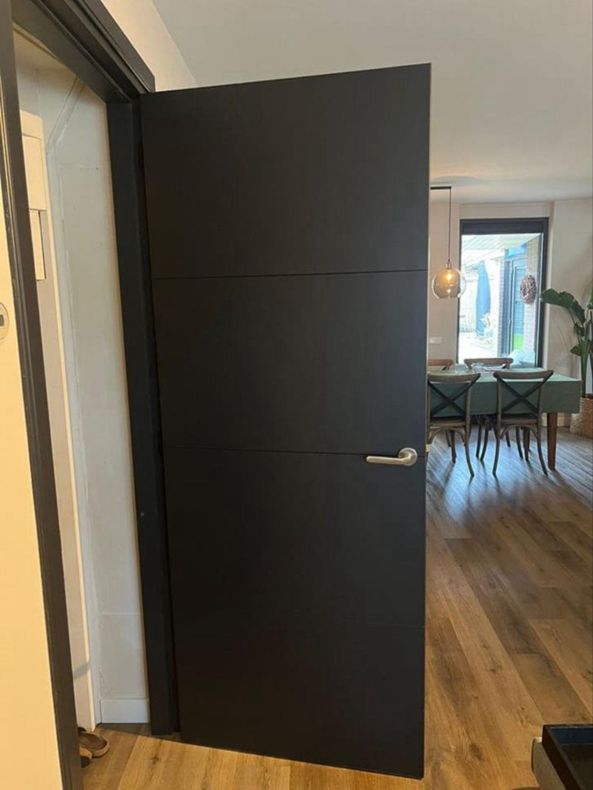 Moderne Zwarte Binnendeur met Kozijn, Ophalen, 80 tot 100 cm, Binnendeur, Zo goed als nieuw