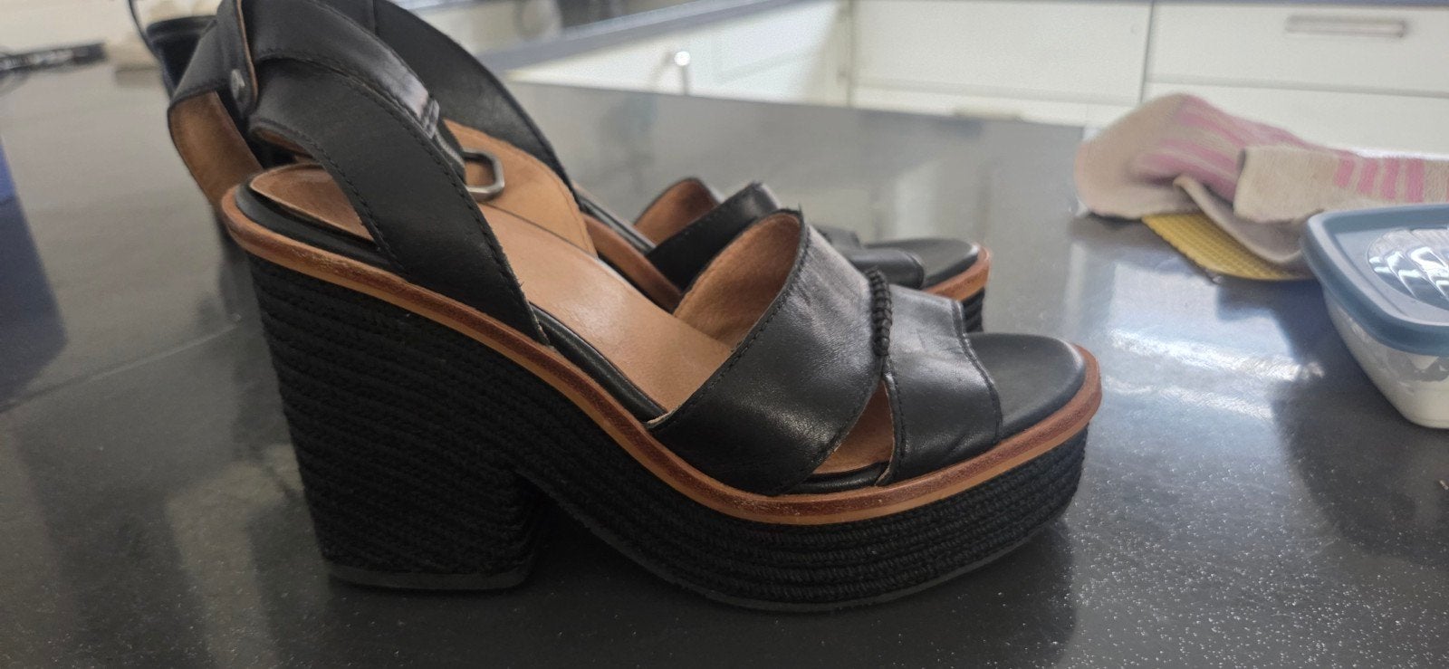 Zwarte UGG sandalen met sleehak, UGG, Zwart, Gedragen, Sandalen of Muiltjes