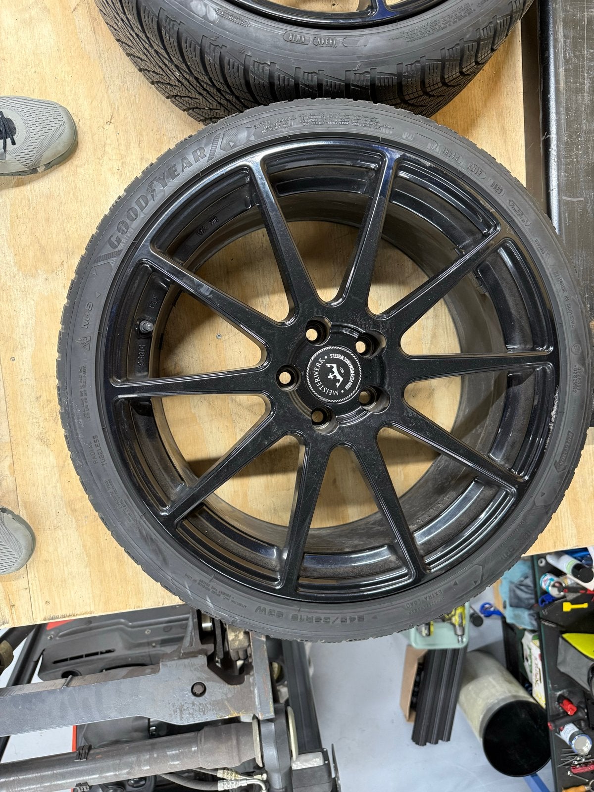 Zwarte velgen met banden voor Audi A8 (1 velg beschadigd), Gebruikt, 255 mm, Banden en Velgen, All Season