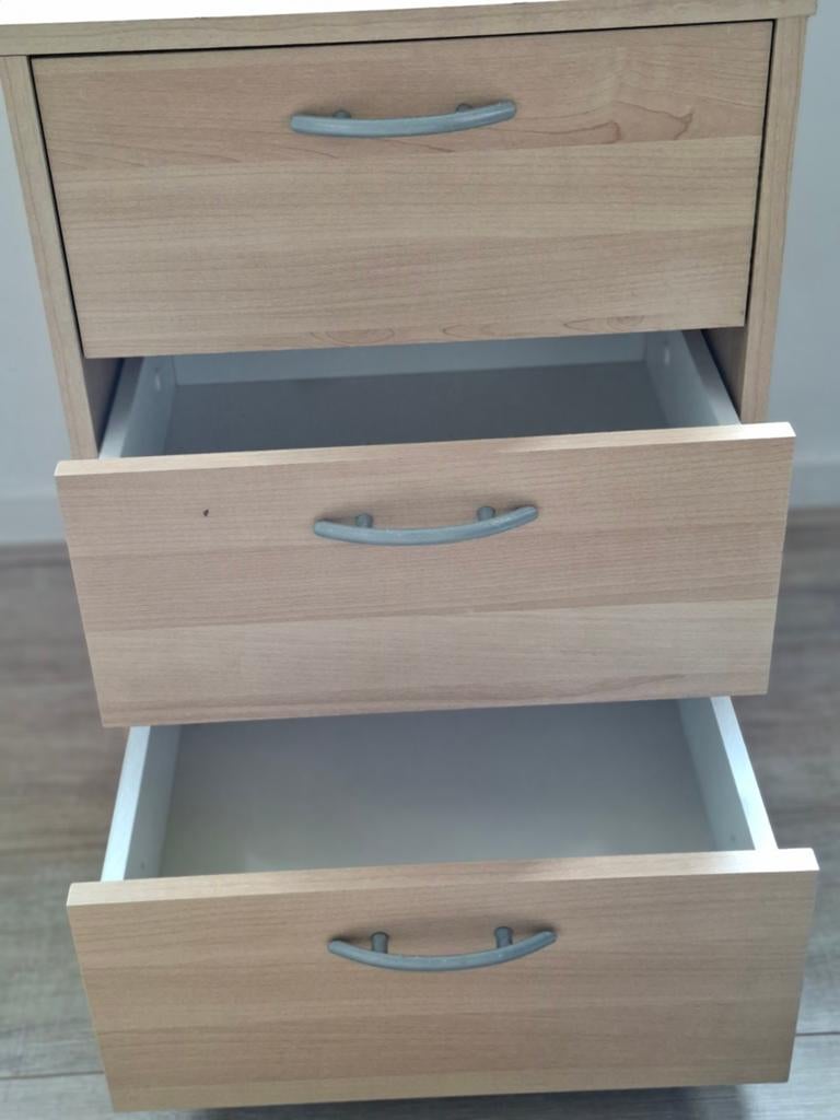 IKEA Nachtkastje met 3 Lades - Houtkleur, Huis en Inrichting, Slaapkamer | Nachtkastjes, Ophalen of Verzenden, Minder dan 45 cm