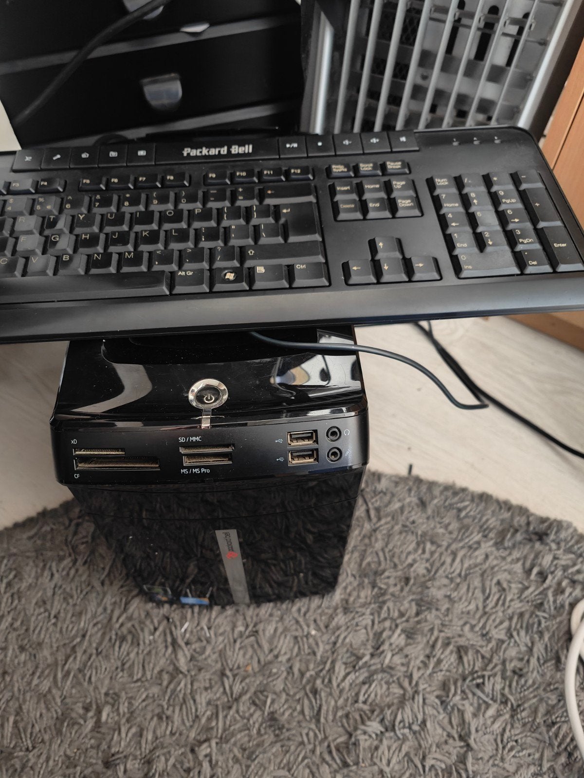 PackardBell Desktop PC met Intel Core i3, 4GB RAM, Windows 8, Gebruikt, 2 tot 3 Ghz, Met monitor, Ophalen of Verzenden
