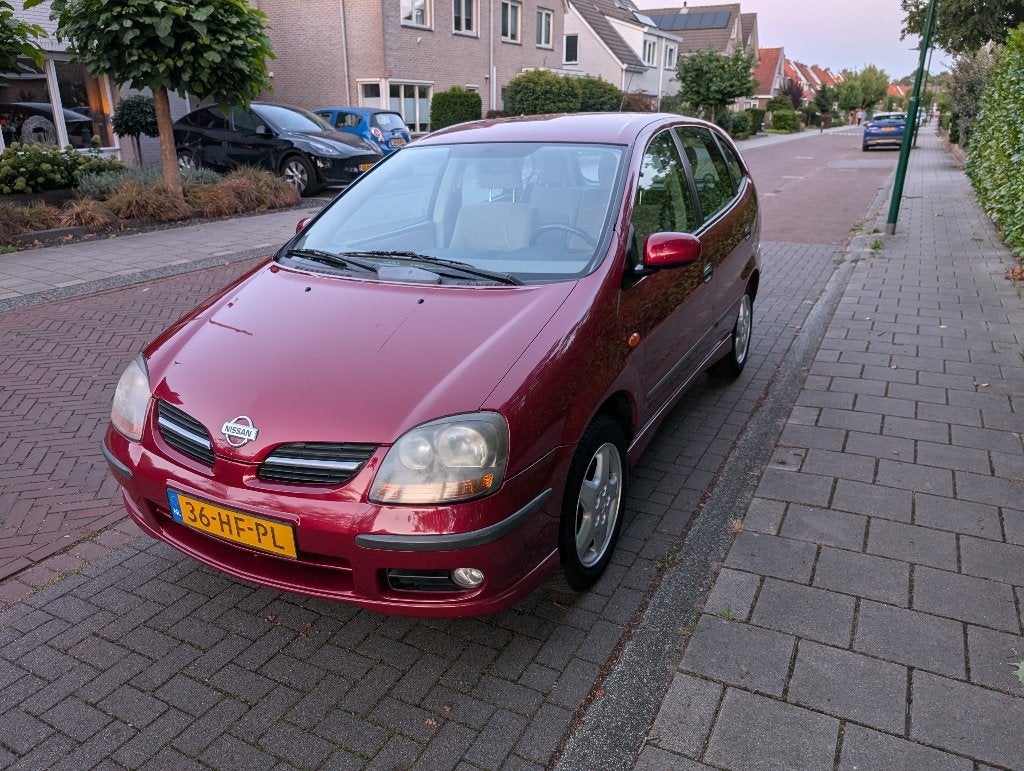 Nissan Almera Tino 1.8 2001 Rood, Auto's, Nissan, 1345 kg, Stof, 1250 kg, Beige
