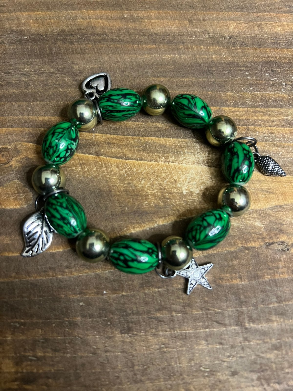 Groene armband leuk voor de carnaval zgan, Kleding | Dames, Ophalen, Zo goed als nieuw, Carnaval