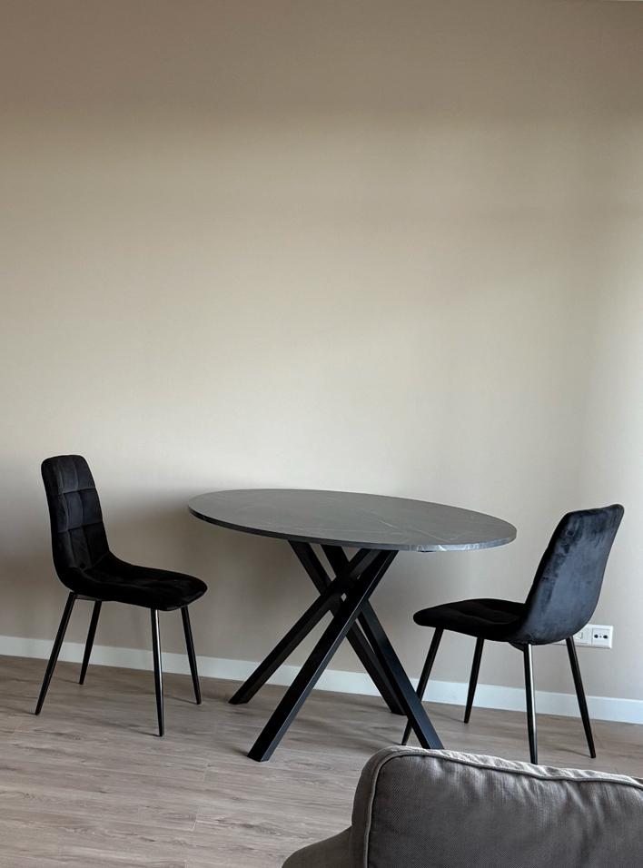 Tafel + 2 stoelen, Ophalen, Zo goed als nieuw
