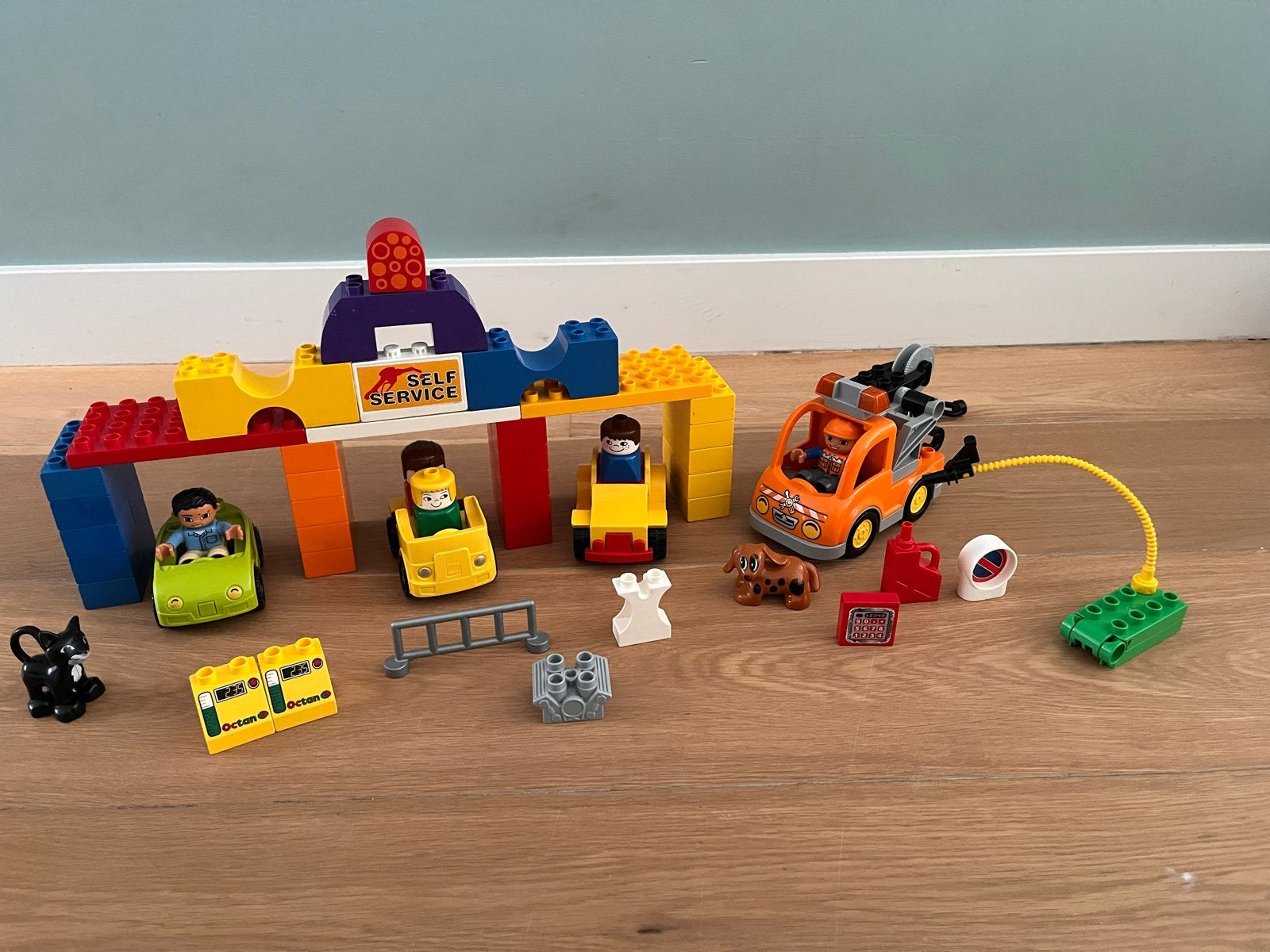 Duplo garage met voertuigen en figuren, Inclusief minifiguren, Gebruikt, MOC (eigen creatie), Ophalen of Verzenden