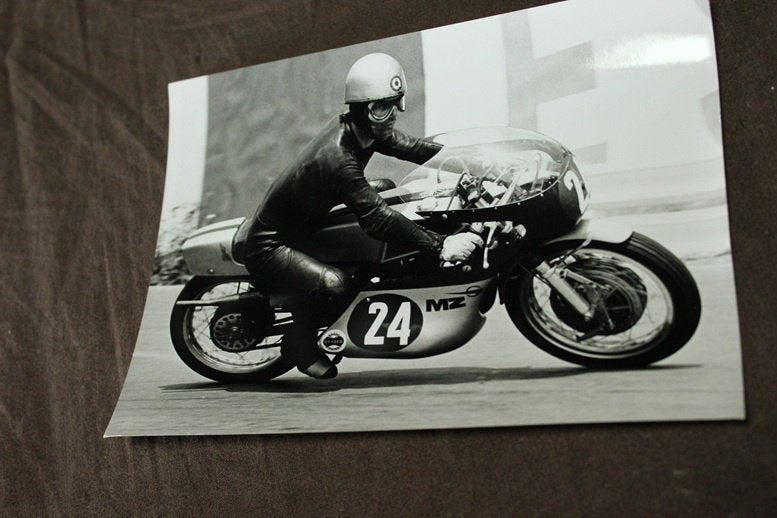 foto MZ motorfiets racer TT rijder Degner ??, Ophalen of Verzenden, Gelezen