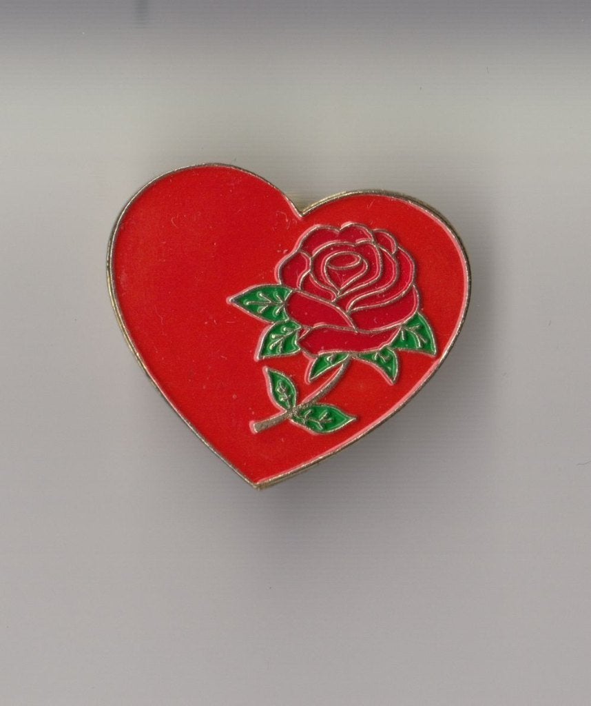 Hartje Rode Roos Sociaal Democratie (PVDA) pin, Gebruikt, Niet vindbaar, Niet vindbaar, Speldje of Pin