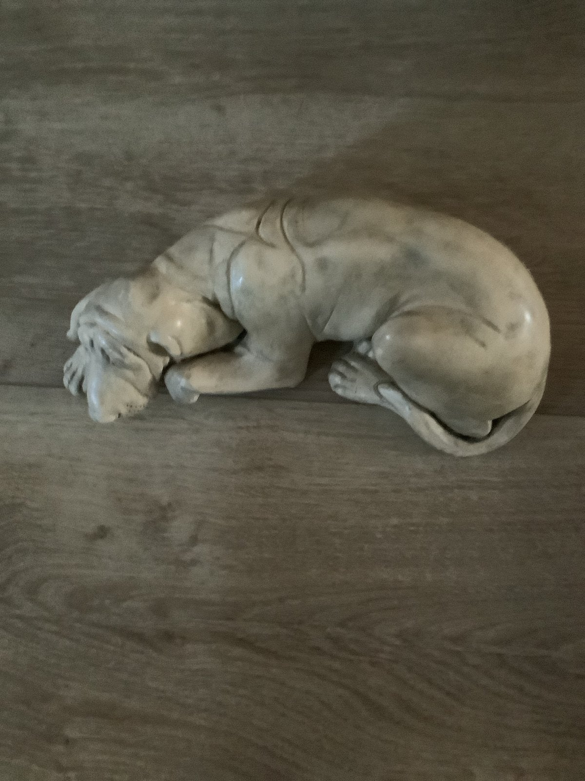 Slapende hond sculptuur - Steen of Keramiek, Minder dan 20 cm, Ophalen of Verzenden, Zoogdier, Steen of Keramiek