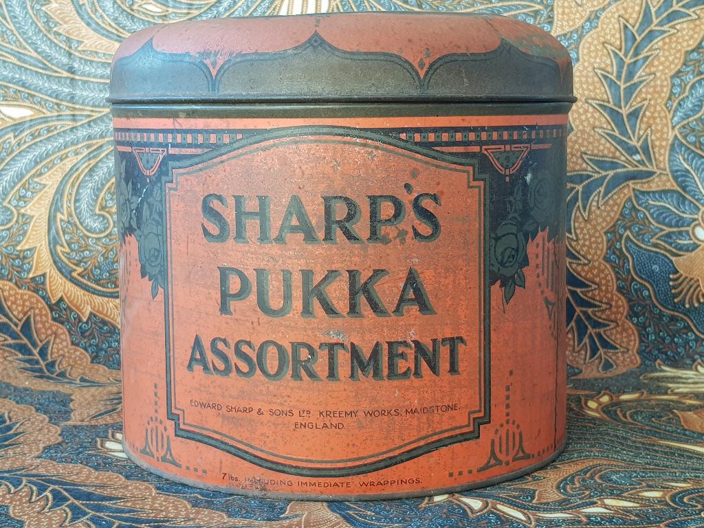 Groot antiek blik van Sharp's pukka assortment uit Engeland., Ophalen of Verzenden