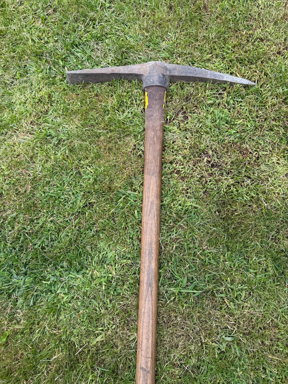 Stevige pikhouweel met houten steel, Ophalen, Gebruikt, Pikhouweel