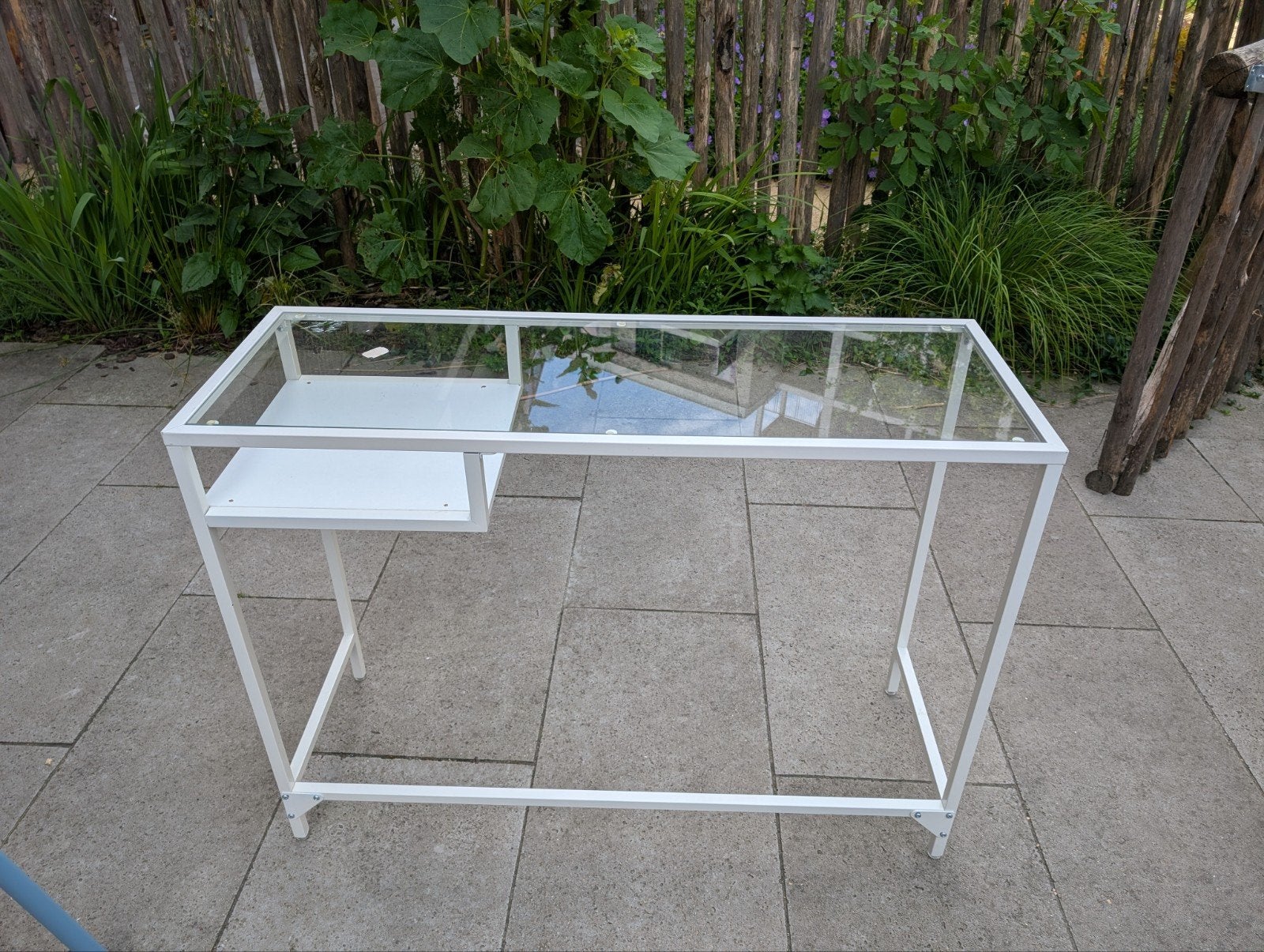 IKEA VITTSJÖ Laptoptafel / Bureau - Wit met Glasplaat, Huis en Inrichting, Bureaus, Gebruikt, Computerbureau, IKEA, Modern, Glas