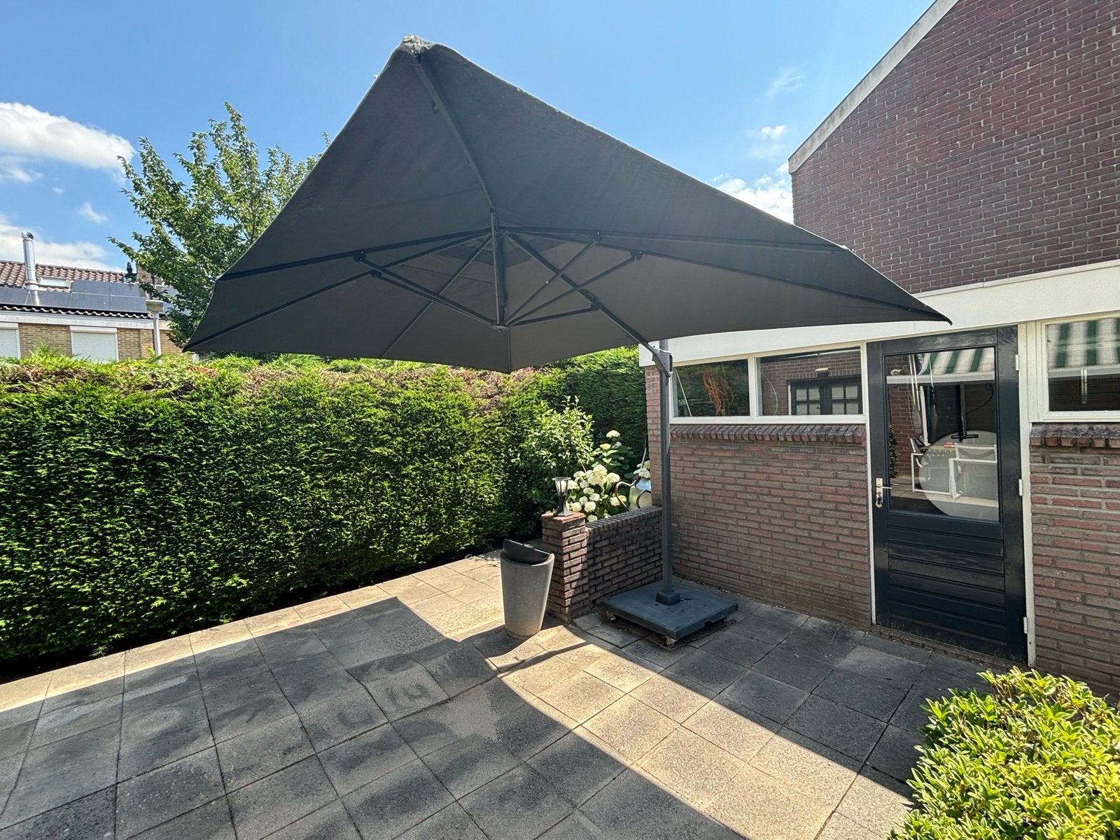 Grote zweefparasol met granieten voet, Tuin en Terras, Parasols, Ophalen, Kantelbaar, Meer dan 4 meter, Zweefparasol