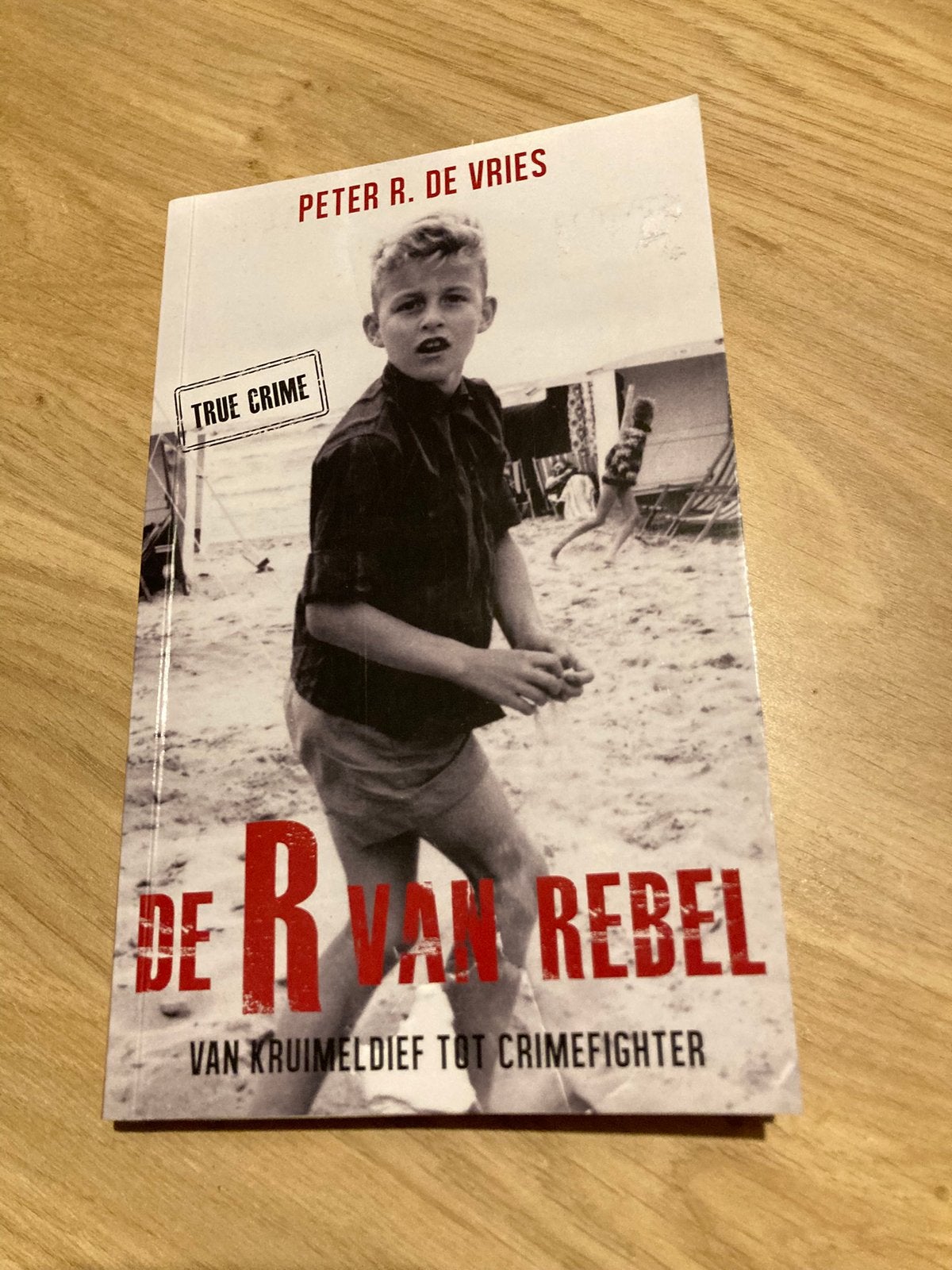 De R van Rebel, Ophalen of Verzenden, Zo goed als nieuw