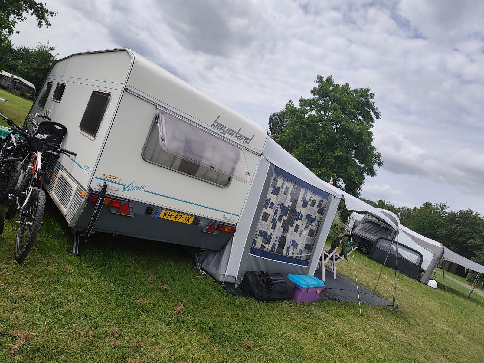 Beyerland Vitesse 470t - Complete set voor direct kamperen, Caravans en Kamperen, Caravans, Vast bed, Treinzit, Particulier, Koelkast