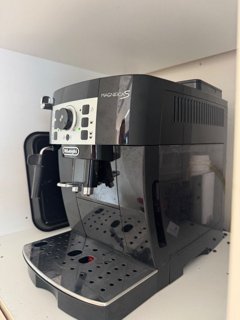 De'Longhi Magnifica S volautomatische espressomachine, Espresso apparaat, 10 kopjes of meer, Zo goed als nieuw, Afneembaar waterreservoir